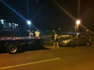 O veículo Fiat Palio teve de ser rebocado do local. (Foto: Direto das Ruas) 