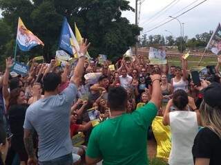 Ato de rua do PSDB com o prefeito Marquinhos Trad, na Vila Popular, em Campo Grande; objetivo é ampliar ações nas ruas na reta final. (Foto: Humberto Marques)