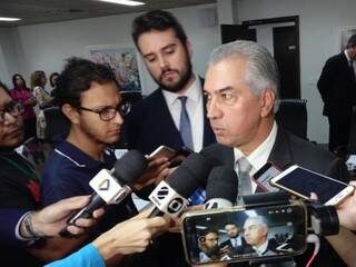 Governador Reinaldo Azambuja durante entrevista na manhã desta segunda-feira (Foto: Leonardo Rocha)
