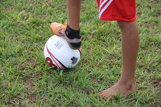Várias crianças treinam descalças ou apenas um pé calçado; elas socializam as chuteiras (Foto: Marcos Ermínio)