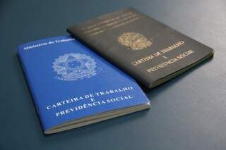 A carteira azul, feita manualmente, e a carteira digital. (Fotos: Marcos Ermínio)