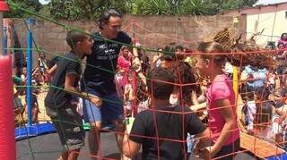 Marquinhos brincou no pula-pula com as crianças.  