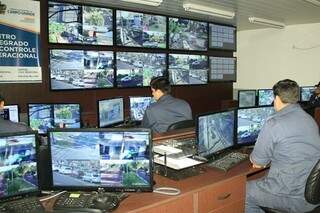 Na central são monitoradas as 22 câmeras instaladas na região central da Capital (Foto: Cassimiro Silva/PMCG)
