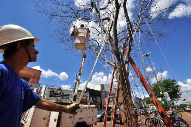 Dourados instala 60% da ilumina&ccedil;&atilde;o de Natal