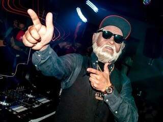 DJ Vovô Carlito chama atenção pela disposição nas festas. (Foto: Roberto Kamura)