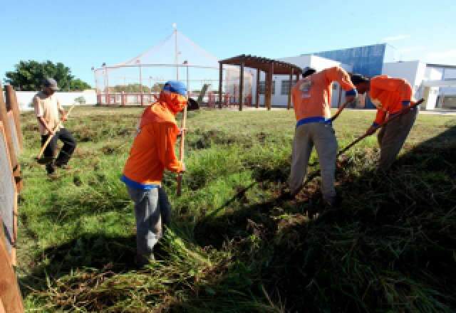  Secretaria de Obras inicia limpeza e corte de grama nas escolas e Ceinfs da Capital