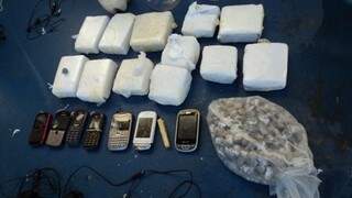 Maconha, cocaína e celulares apreendidos em operação da PM (Foto: Divulgação/PMMS)