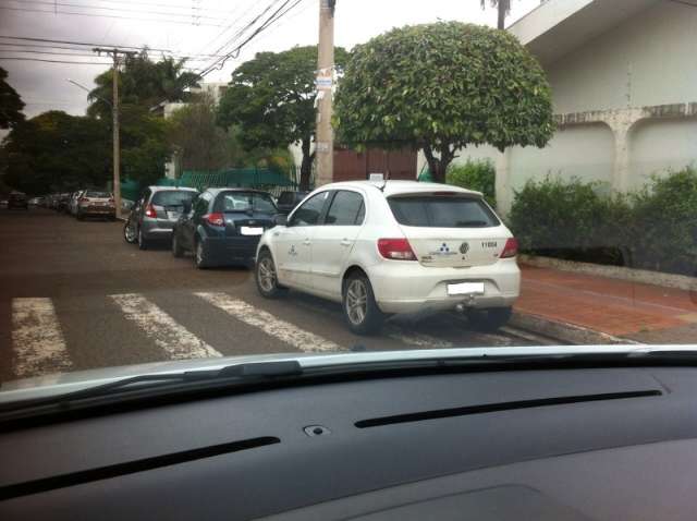 Ve&iacute;culo em faixa de pedestre atrapalha passagem de crian&ccedil;as at&eacute; a escola