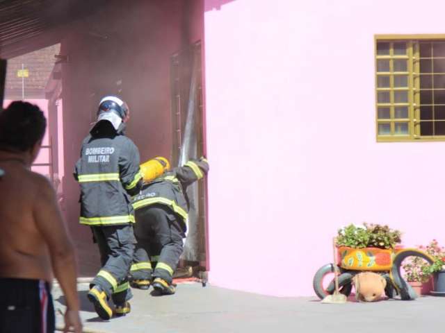 Pane em ar condicionado causa princ&iacute;pio de inc&ecirc;ndio em resid&ecirc;ncia