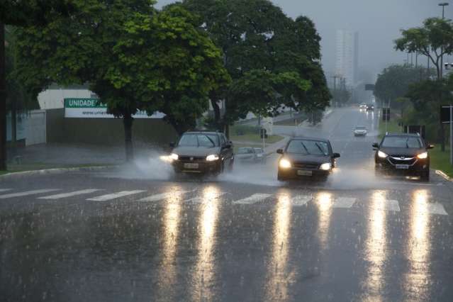 Com chuva forte em Campo Grande, aeroporto opera por instrumentos nesta tarde