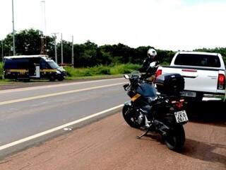 Equipes de fiscalização em uma das rodovias do Estado. (Foto: Divulgação/PRF) 