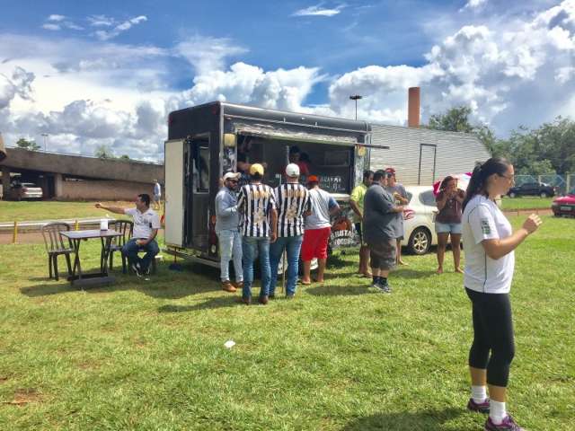 Extracampo operariano importa h&aacute;bito dos EUA e faz a festa da crian&ccedil;ada