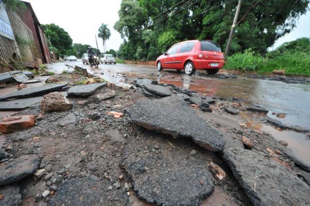 Carro &eacute; arrastado e moradora perde mob&iacute;lia durante chuva no S&atilde;o Francisco 