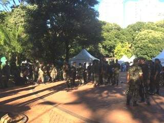 Militares e servidores municipais reunidos na Praça Ary Coelho, nesta manhã (Foto: Júlia Kaifanny)