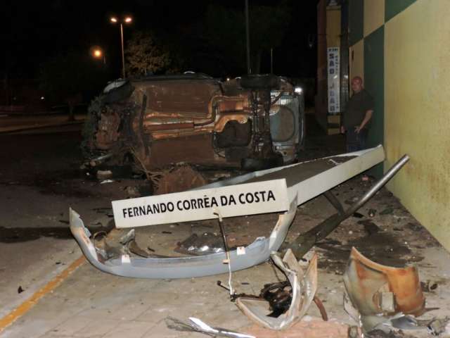 Motorista fica ferido ap&oacute;s carro capotar na Fernando Corr&ecirc;a da Costa