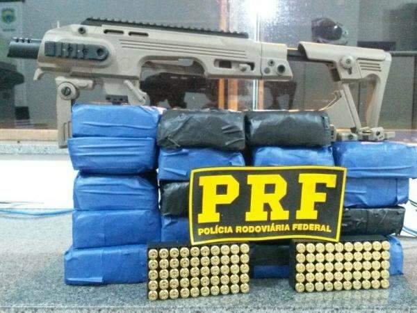 Mesmo algemado, traficante escapa deixando drogas e muni&ccedil;&otilde;es para tr&aacute;s