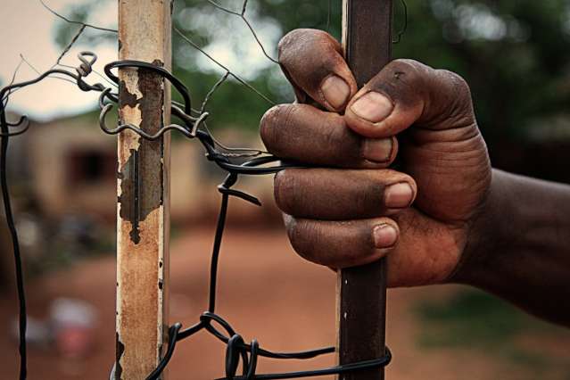 Jovens amarram, agridem e insultam g&ecirc;meos de 9 anos em Campo Grande