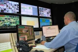 Operador do Centro de Controle Operacional utilizará sistema israelense de gestão do sistema de água (Foto: Divulgação)
