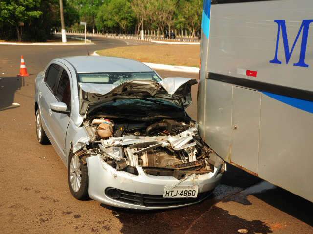  Motorista fica ferida em colis&atilde;o com &ocirc;nibus no Parque dos Poderes