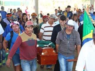 Índios carregam caixão de Clodioude, morto com cinco tiros no dia 14 de junho em Caarapó (Foto: Helio de Freitas)