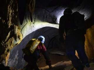 Pesquisadores realizam exploração de caverna no município de Bonito, pelo Projeto Potiicoara. (Foto: Divulgação) 