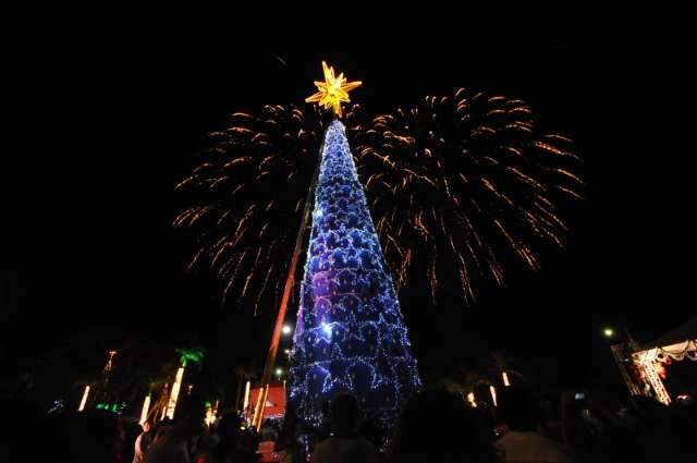 Cidade do Natal &eacute; inaugurada com neve artificial e fila para ver o Papai Noel