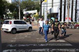 Pedestres precisam disputar a faixa com os carros (Foto: Marcelo Victor)