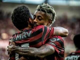 Flamengo atropela Corinthians no Maracan&atilde; e mant&eacute;m dist&acirc;ncia do Palmeiras