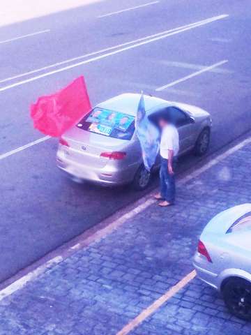 Leitor denuncia carro fazendo propaganda eleitoral parado em local irregular