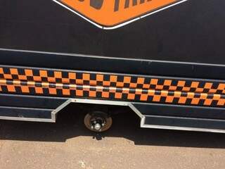 Ladrões roubaram pneu e roda, mas deixaram parafusos. (Foto: Arquivo Pessoal)