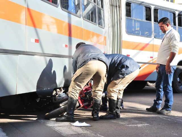  Mulher sobrevive ao se jogar de moto que vai parar embaixo de &ocirc;nibus