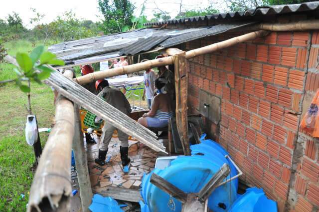  Caixa d&rsquo; &aacute;gua despenca e por pouco n&atilde;o atinge jovem de 22 anos