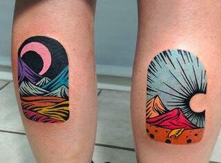 Tatuagem inspirada em xilogravura é colorido intenso e diferente na pele