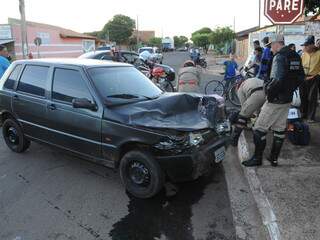 Carro ficou com a frente amassada, e motorista precisou ser levado pelos Bombeiros para o posto de saúde da Vila Almeida (Foto: Rodrigo Pazinato)