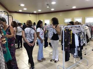 &Uacute;ltimo bazar AACC tem de passarinho de lou&ccedil;a a R$ 15 a boneca de R$ 350