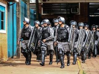 Policiais do Batalhão de Choque nesta manhã na Máxima de Campo Grande (Foto: Marcos Maluf)