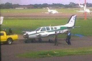 Avião que se acidentou no Aeroporto foi rebocado e levado para o hangar do Governo do Estado. (Foto: Repórter News