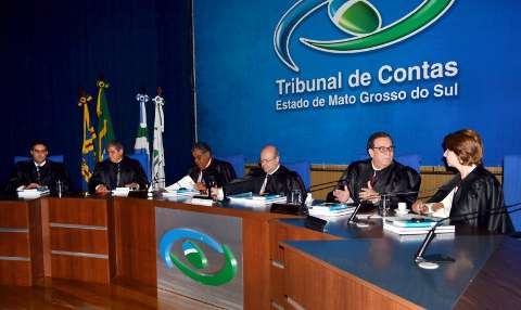 Corregedor aparece, preside sessão e TCE anula aposentadoria polêmica