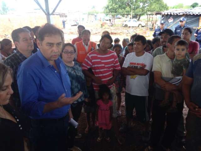 Bernal promete barracas e Ceinf pode abrigar fam&iacute;lias no Vespasiano Martins