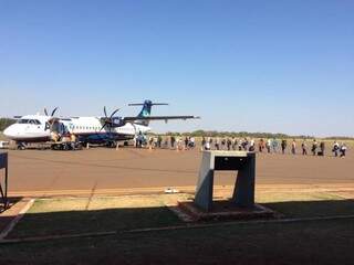 Passageiros embarcam em avião da Azul no aeroporto de Dourados; companhia terá concorrência (Foto: Divulgação)