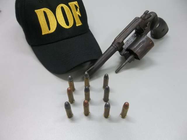 Pol&iacute;cia flagra jovem armado em estrada vicinal