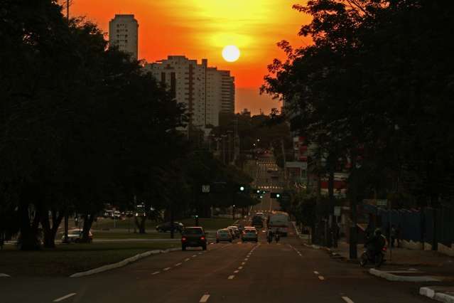 Ter&ccedil;a amanhece com c&eacute;u entre nuvens, ventando e previs&atilde;o &eacute; de chuva 