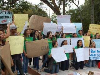 Estudantes disseram que a manifestação não tem apoio de entidades ou políticos (Foto: Simão Nogueira)