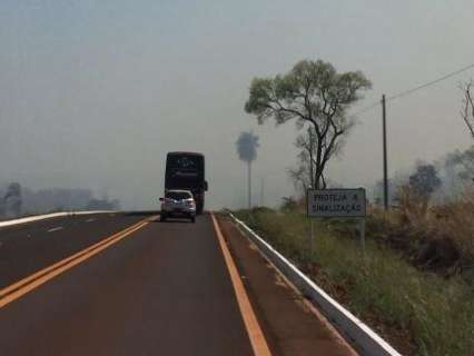 Incêndio devasta vegetação da Serra de Maracaju na BR-060