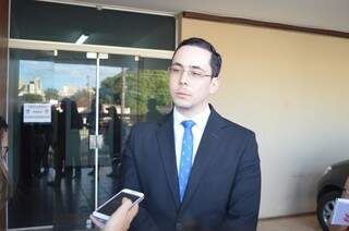 Advogado Rodrigo Paz diz que aguarda a decisão do TJMS sobre o pedido de habeas corpus. (Foto: Leandro Abreu)