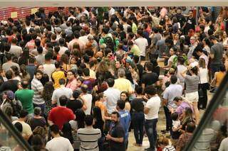 Com tantas pessoas, o local virou um formigueiro de compradores loucos por descontos (Foto: Marcos Maluf)