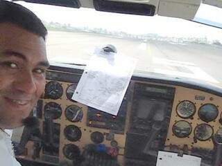 Marcos pilotava uma aeronave particular, quando ocorreu o acidente. (Foto: reprodução/Facebook) 