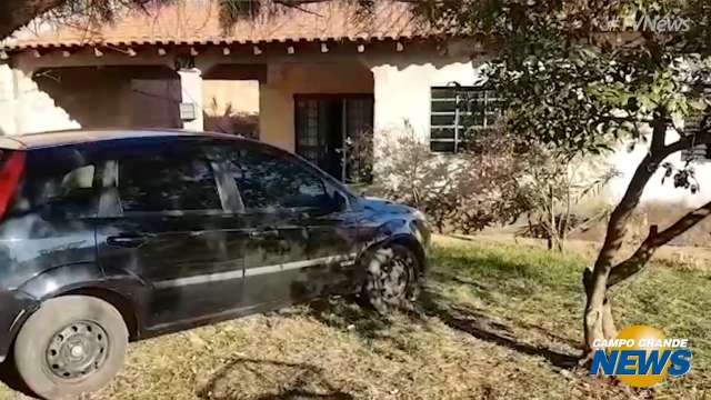Ve&iacute;culo desgovernado atropela crian&ccedil;a de quatro anos no quintal de casa