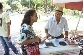 João chega a vender 150 potes de sorvetes em dias quentes (foto: Marcelo Calazans)