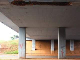 Estrutura de concreto caiu em viaduto em frente à UFMS. (Foto: Fernando Antunes)